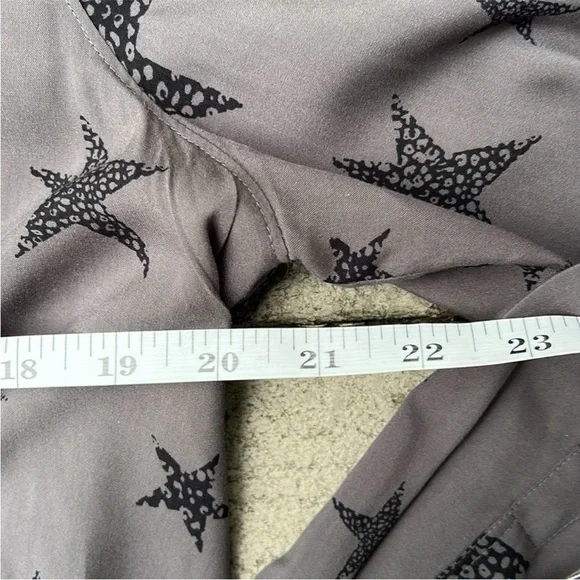 Rails Hillary Charcoal Cheetah
Stars Faux Wrap Pullover Blouse
Size Small - Picture 11 of 13